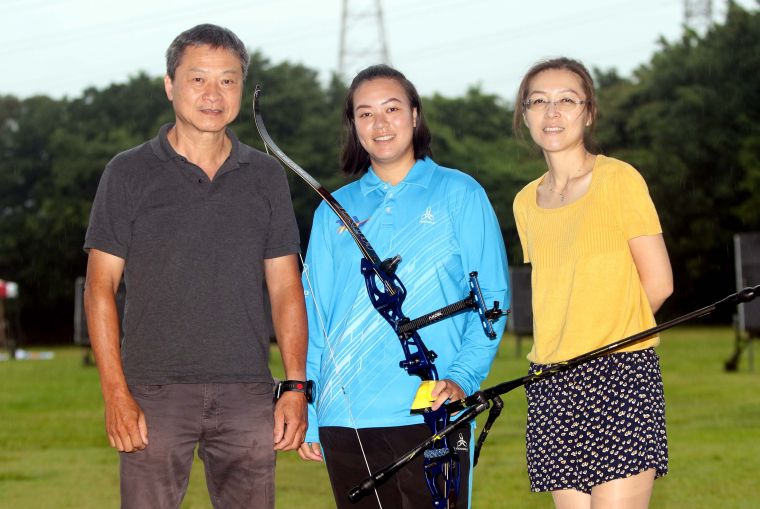 葉昱琛的爸媽葉佩根和張瓊樺到場為她加油。中華企業射箭聯盟／提供。