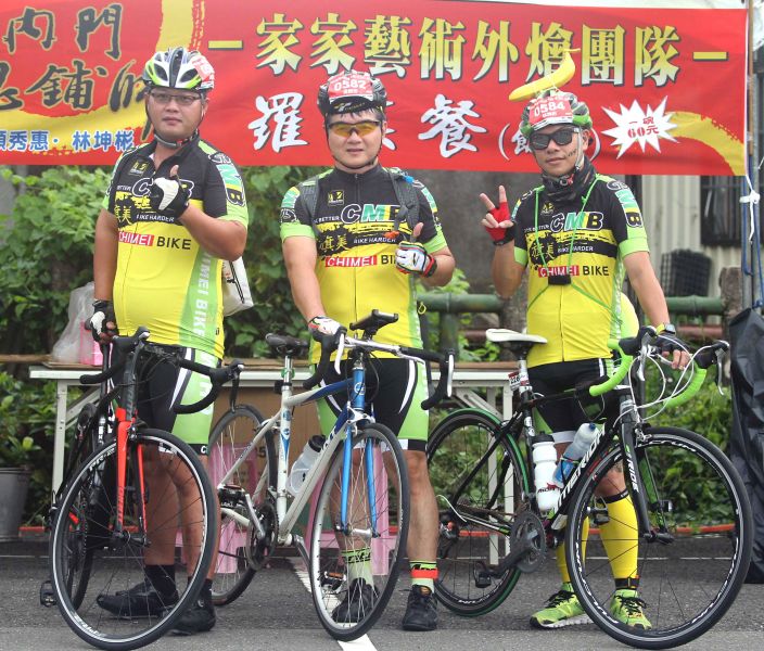 林坤彬(右)頂著香蕉參加自由車比賽。林嘉欣／攝影。