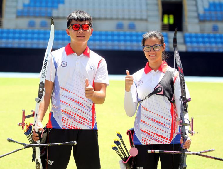 陳昭升(左)和蘇思蘋剛在2019亞洲盃射箭賽第二站暨世界排名賽混雙奪金。林嘉欣／攝影。