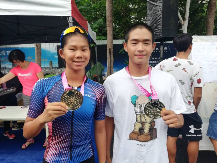 16歲江典祐(右)、17歲潘昱婷奪下半程男女總冠軍。中華民國鐵人三項協會提供
