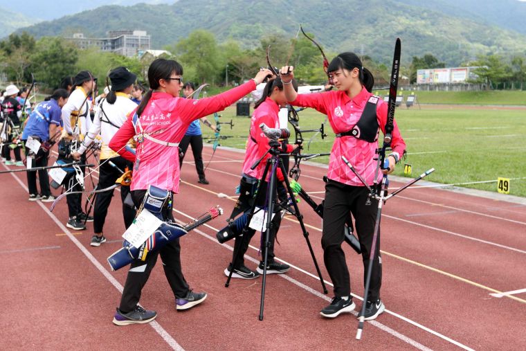 香山高中在高女反曲弓團體賽得銀。林嘉欣／攝影。