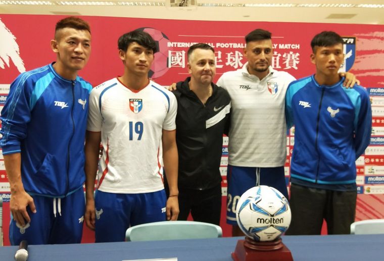 懷特(中)記者會後與中華隊4名球員最後合照留念。中華足協提供