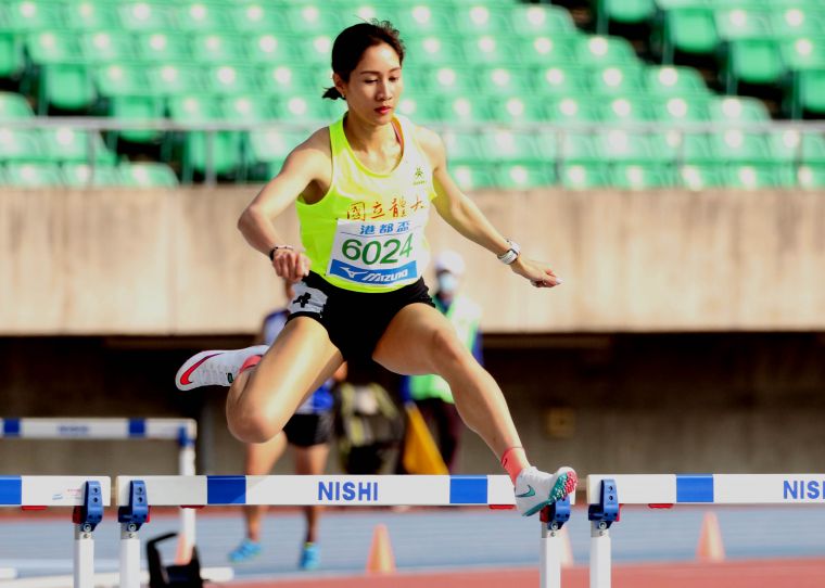 公開女400公尺跨欄決賽，國體大羅佩琳以1:02.98再破大會。林嘉欣／攝影。