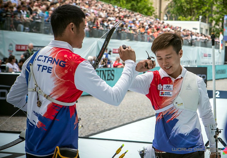 雷千瑩(右)和湯智鈞在混雙得第四。取自／世界射箭總會官網。