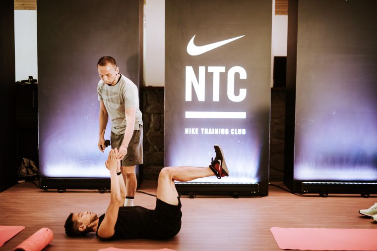 透過專為跑者設計的NTC跑步體能訓練強化深層肌肉，降低運動傷害風險並提升跑步訓練的效能。Nike提供