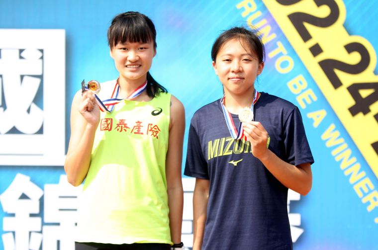 公開女800公尺決賽，高市龍華國中王柔諠（右）和國泰松商訓練站魏莉珩都打破大會紀錄。林嘉欣／攝影。