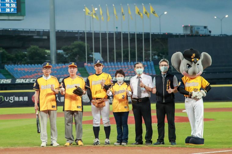 台中市長盧秀燕(右4)一同參與全球首場開放觀眾的職棒賽。台中市體育局提供