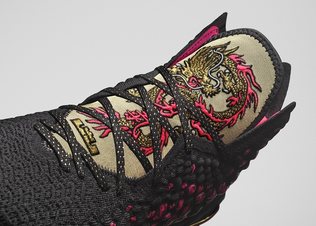 絲綢材質的鞋舌上左、右分別刺繡中文字“勇氣”與“毅力”，並融入金紅色調的龍紋圖樣。