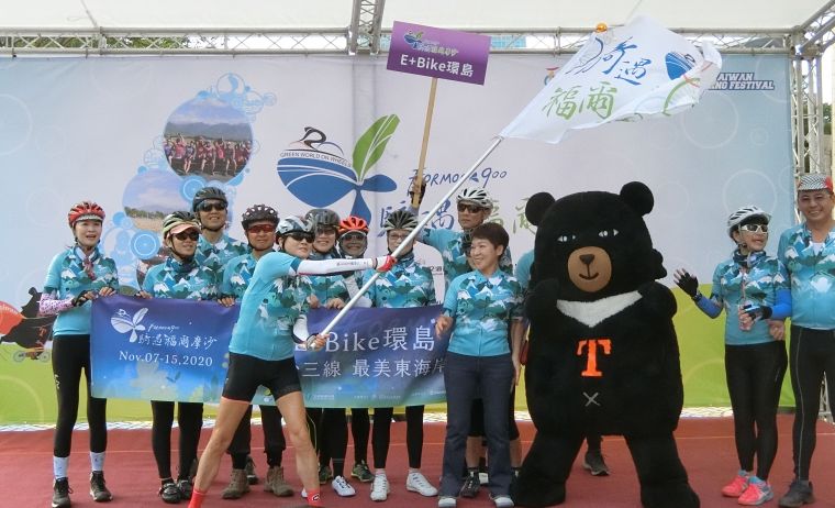 巨大集團行銷長劉素娟授旗予E-Bike環島團。大會提供