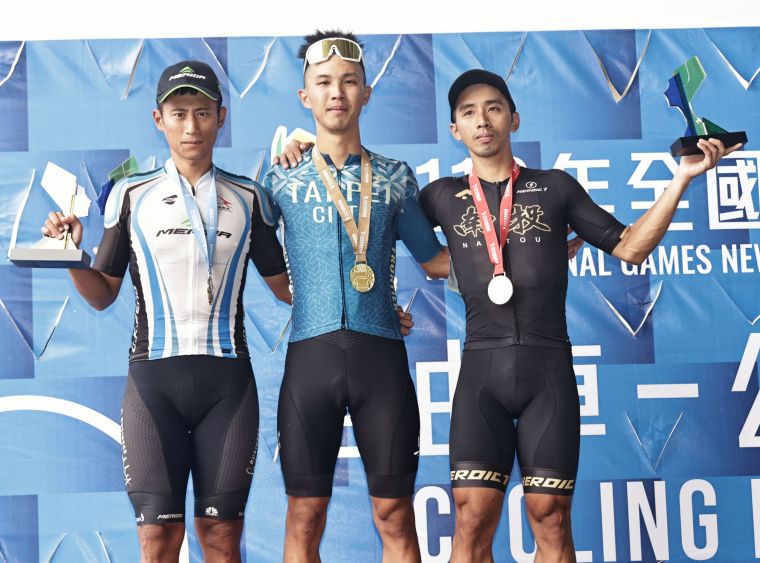 男子組公路賽由杜志濠(中)奪得金牌，馮俊凱(左)銀牌，盧紹軒(右)銅牌。美利達自行車提供