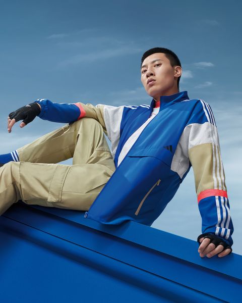 adidas Outer Jacket男生立領款使用大膽鮮豔的寶藍色平衡秋冬的暗沉色調，袖子局部穿插淺色色塊，讓整體造型更加活潑。官方提供