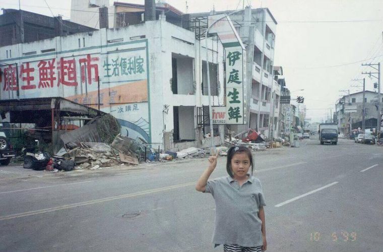  詹皓小時在921地震後倒堒的房子前還比Y合照。摘自詹詠然臉書