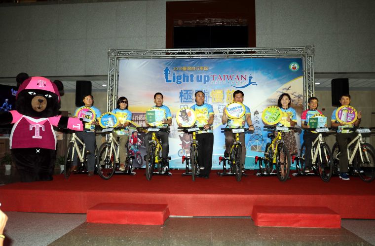 交通部長林佳龍為極點慢旅活動啟動。中華民國自行車騎士協會／提供。
