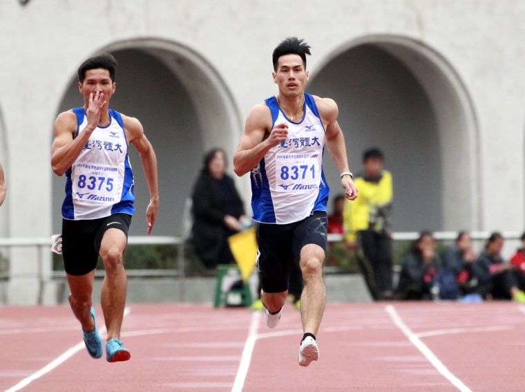 楊俊瀚(右)和王偉旭在公開男200公尺決賽包下前兩名。林嘉欣／攝影。