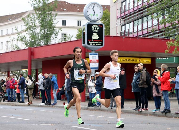 張嘉哲（左）在2019柏林馬拉松跑出2:17:10的個人第三佳成績。張嘉哲／提供。