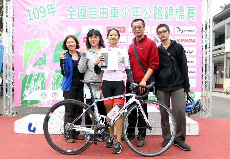 兩個月前才開刀取出鋼板的新竹市世界高中陳靖昀（中），在女少17歲組封后。中華民國自由車協會／提供。