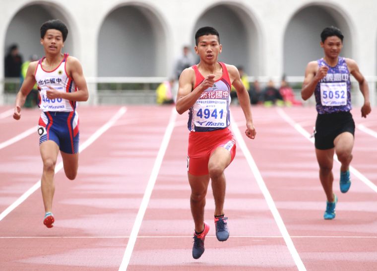 魏浩倫(中)在國男200公尺決賽跑出21秒56，只輸給公開組楊俊瀚和王偉旭。林嘉欣／攝影。