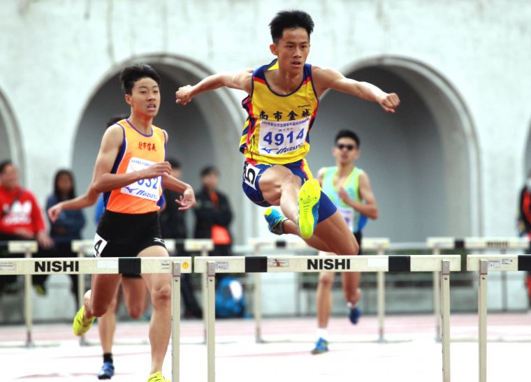 台南金城國中吳沛家(前)以53秒99打破青年盃國男400公尺跨欄大會紀錄並超全中運。林嘉欣／攝影。