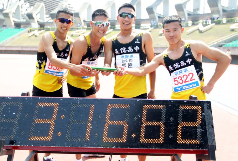 高男4x400m接力決賽，長億高中蕭羽祐／宋程宇／王柏亞／林于烜打破高懸18年的大會紀錄。林嘉欣／攝影。
