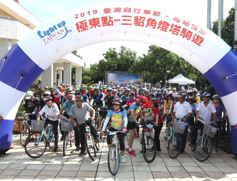 2019 Light up Taiwan極點慢旅第一站極東點，在東北角暨宜蘭海岸國家風景區管理處處長陳美秀(前)領騎下出發。中華民國自行車騎士協會／提供。