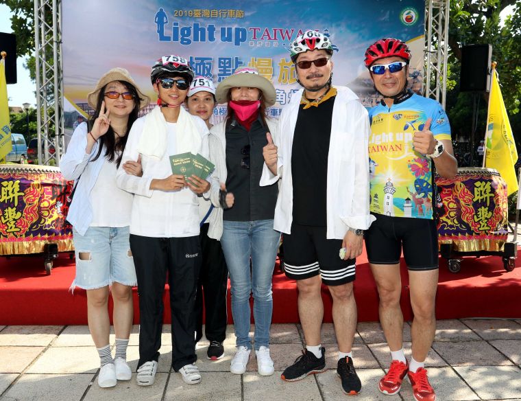 自行車騎士協會辦公室主任田沂生(右)帶家人一起參加，度過特別的「家庭日」。中華民國自行車騎士協會／提供。