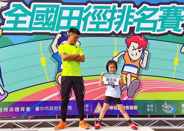 新化高工15歲「勁量小子」魏浩倫（左）繼全運後再度越級打怪，以10秒69在公開男100公尺奪銅。胡文瑜／提供。