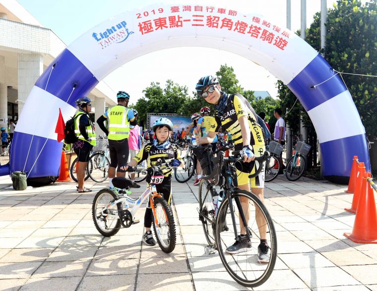 張景富帶著兒子張智程一起來騎車，「親子裝」相當吸睛。中華民國自行車騎士協會／提供。