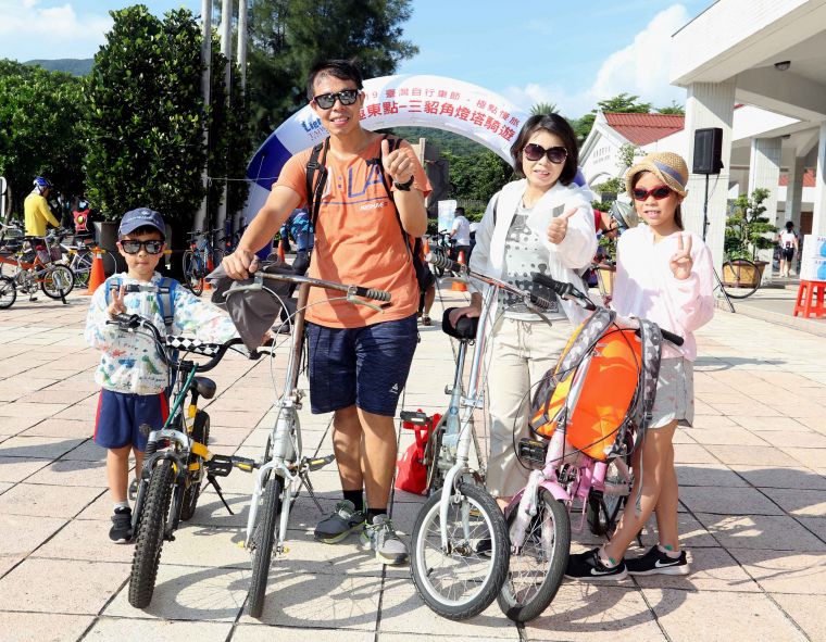 林志宏和太太江素雀帶女兒林可臻和兒子林可翰一起來騎車。中華民國自行車騎士協會／提供。