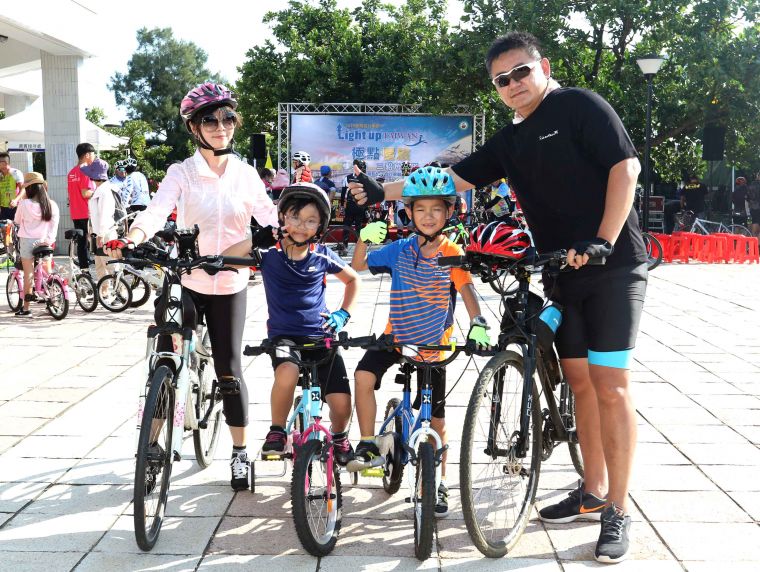 郭士豪和太太林雁敏，帶著八歲的龍鳳胎郭昀翰和郭宣妤一起來騎車。中華民國自行車騎士協會／提供。