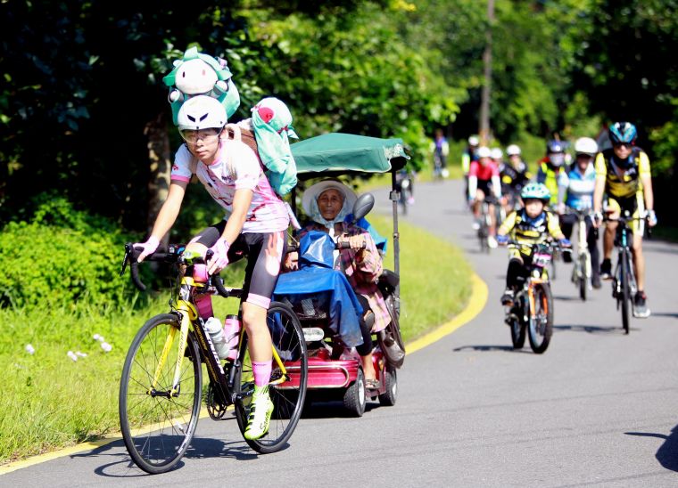 車友背著「初音未來」娃娃一起來騎車。中華民國自行車騎士協會／提供。