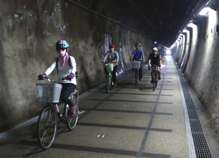 車友騎經舊草嶺隧道。中華民國自行車騎士協會／提供。