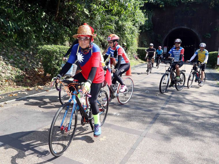 韓粉穿國旗裝來騎車。中華民國自行車騎士協會／提供。