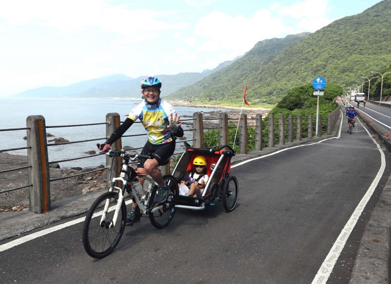 親子同行好逍遙。中華民國自行車騎士協會／提供。