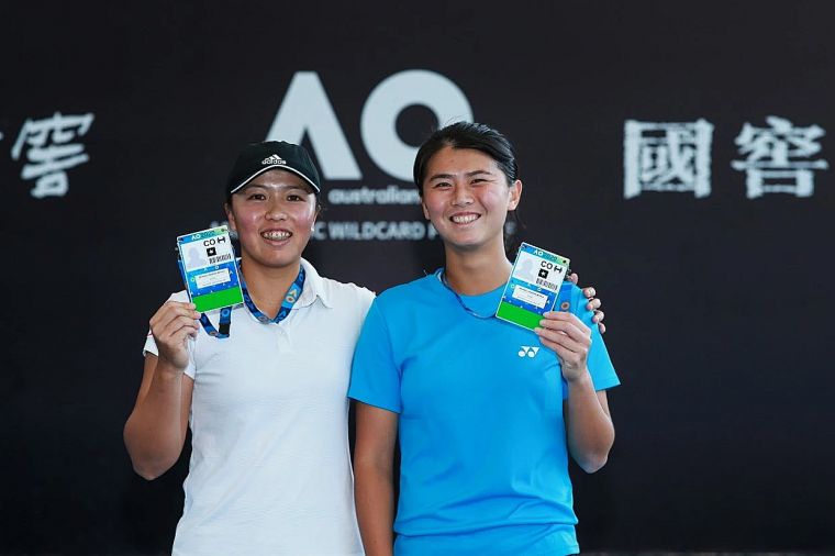 李亞軒(左)、吳芳嫻開心的拿著明年澳網的球員卡。摘自官網