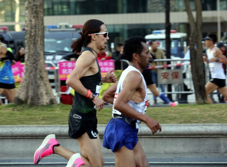 張嘉哲（左）在2019廣州馬拉松以2:15:02打破自己八年前所創的個人最佳成績2:15:56。林駿豪／提供