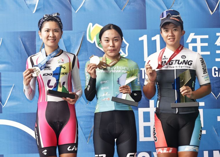 女子組公路賽由邱聖芯(中)奪得金牌，曾可妡(左)銀牌，蔡雅羽(右)銅牌。美利達自行車提供