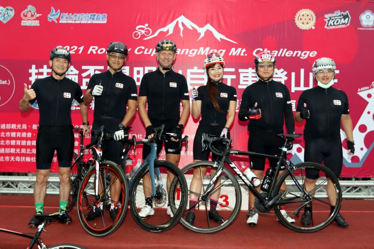 2021 扶輪盃陽明山自行車登山王挑戰，台大醫師林志峰（右）也來挑戰。中華民國自行車騎士協會／提供。