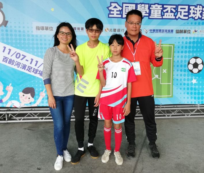 全家人力挺王宇欣踢足球。全國足協提供