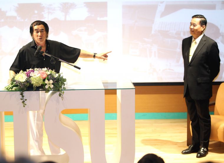 邱炳坤(右)的恩師林圭璋說：「這是我這輩子最榮耀的一刻！」林嘉欣／攝影。