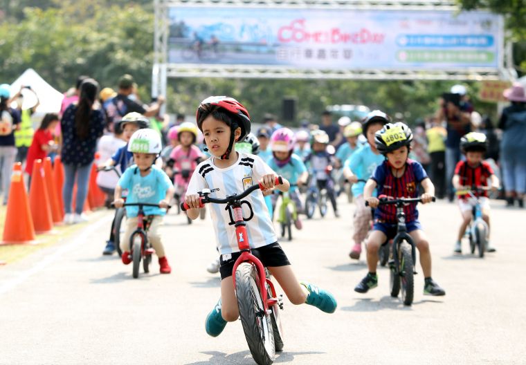 日月潭兒童滑步車賽。中華民國自行車騎士協會／提供。
