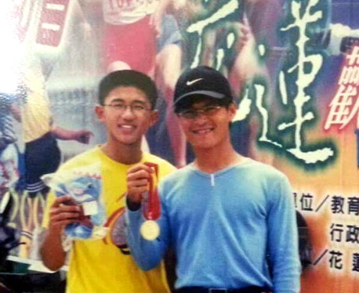 90年花蓮全中運國男全能金牌林宗翰(左)和教練張勝煇合影。張勝煇／提供。
