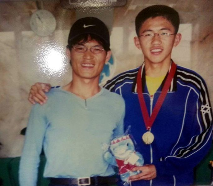 90年花蓮全中運國男全能金牌林宗翰(右)和教練張勝煇合影。張勝煇／提供。