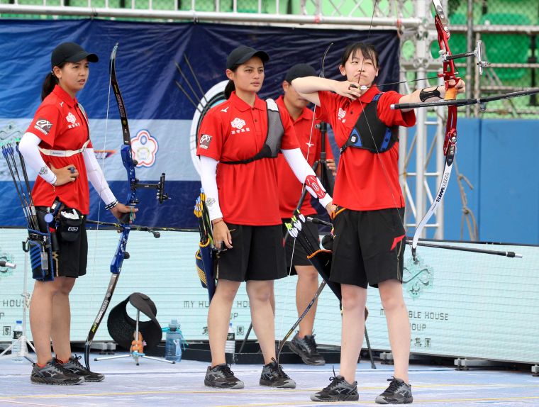 寒舍林佳恩(左起)、高佳萍和熊梅茜。中華企業射箭聯盟／提供。
