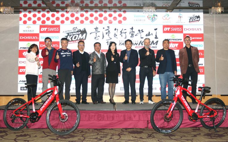 台灣登山王挑戰10週年記者會貴賓合影。中華民國自行車騎士協會／提供。