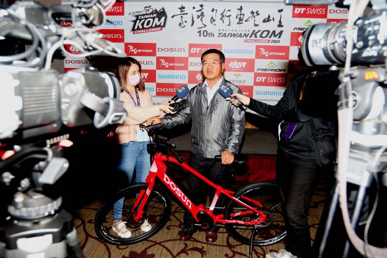 邑昇實業董事長簡榮坤接受媒體訪問。中華民國自行車騎士協會／提供。