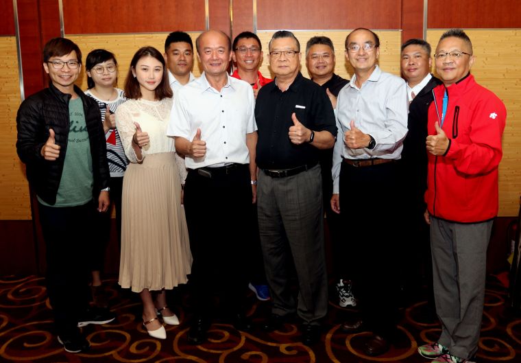 新竹市愛山林隊領隊顧子歆是藝人（前排左二）。中華企業射箭聯盟／提供。
