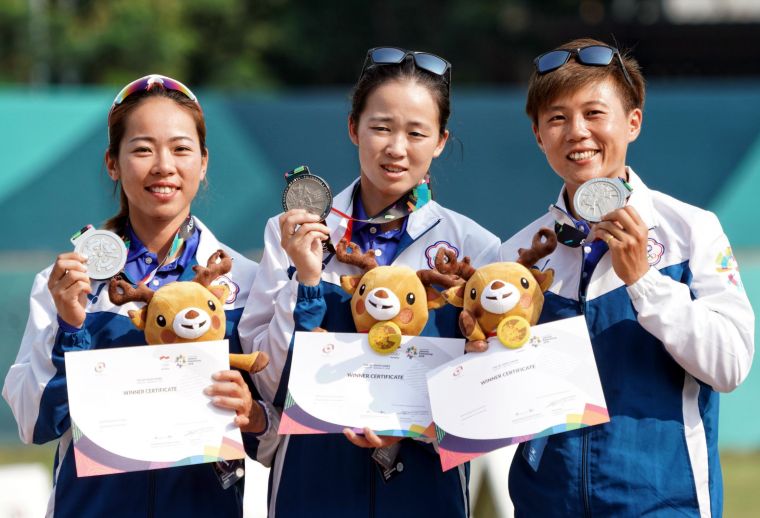 中華女子反曲弓隊譚雅婷(左起)、彭家楙和雷千瑩。李天助／攝影。