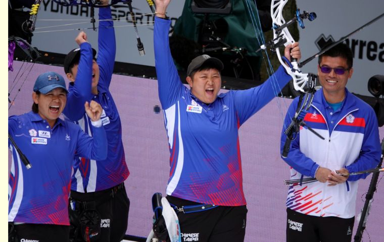 中華隊開心射下世界射箭錦標賽女子複合弓團體金牌。陳詩園／提供。