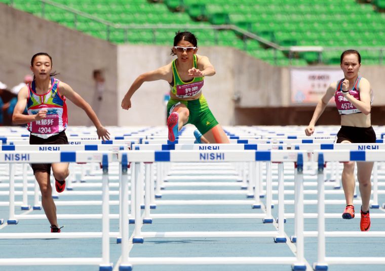 許樂(中）跑出14.16，超越女子100公尺跨欄聽障世界紀錄14.20。資料照片 林嘉欣／攝影。