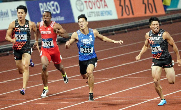 楊俊瀚(右二)男子200公尺奪銀後，在四百公尺接力預賽輕鬆跑。李天助／攝影